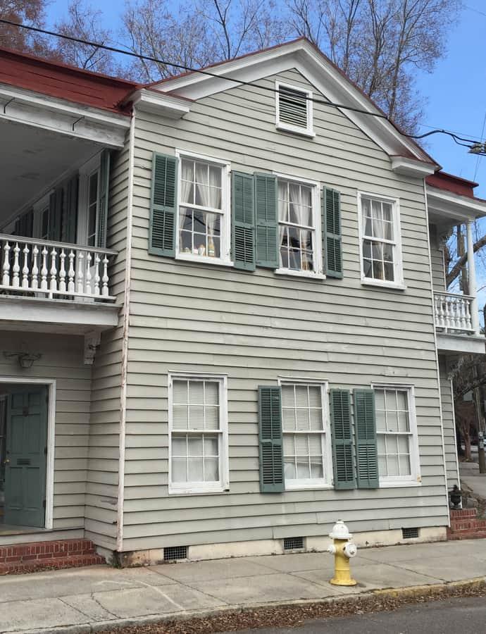 Single house on Tradd Street, Charleston, South Carolina