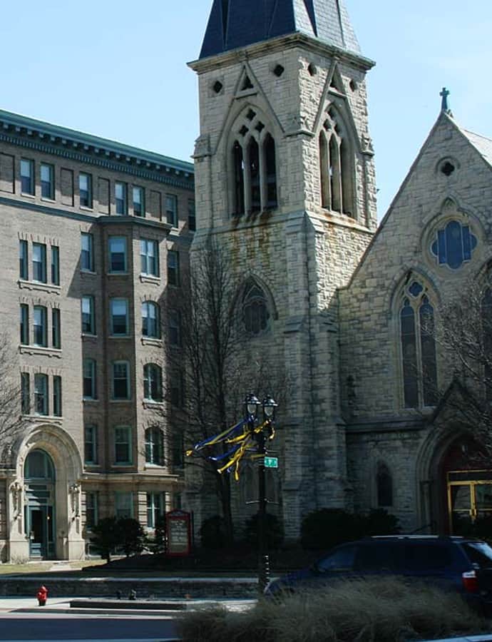 Saint James Court Apartments